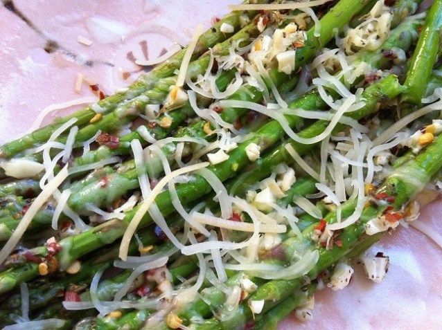 Spicy Roasted Asparagus with Garlic and Mozzarella Cheese