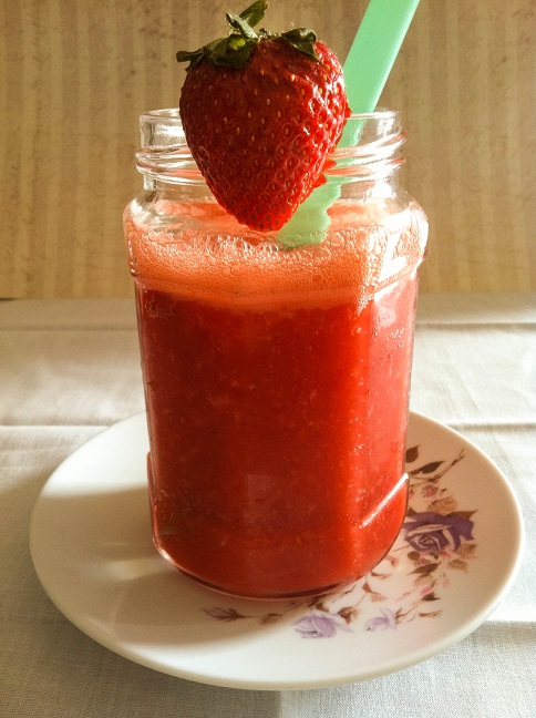 Strawberry Lemonade Smoothie - Cooking with a Wallflower