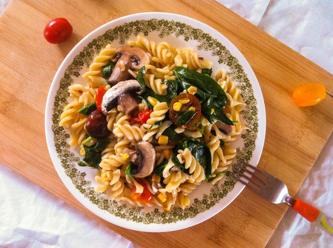 Fresh Tomato Spinach Garlic Pasta | Cooking with a Wallflower