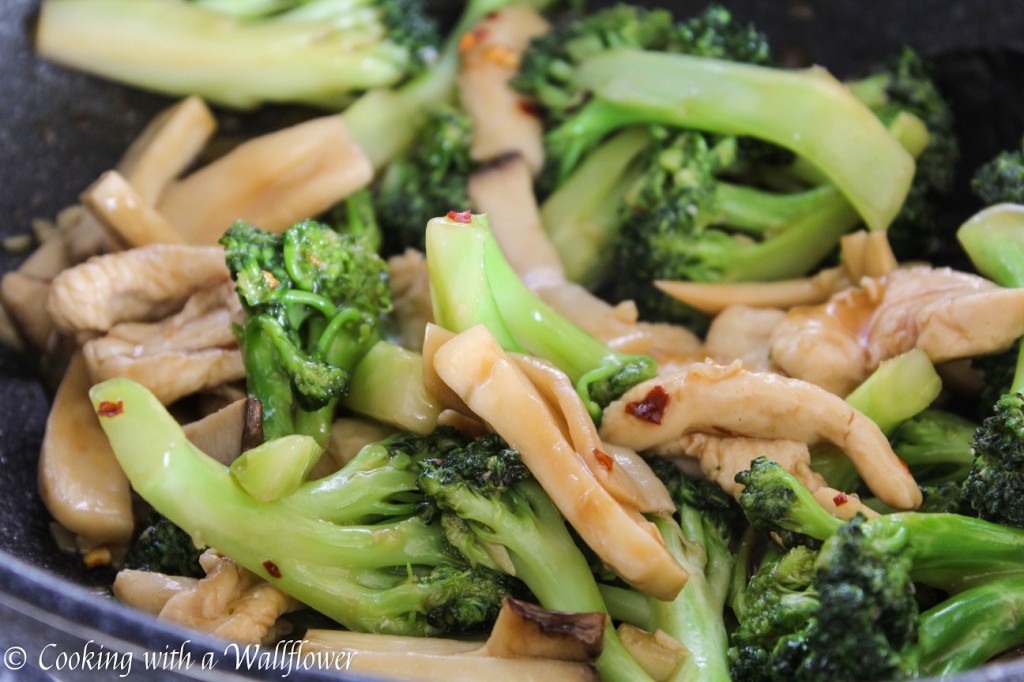 Broccoli, Mushrooms, and Chicken Stir Fry | Cooking with a Wallflower