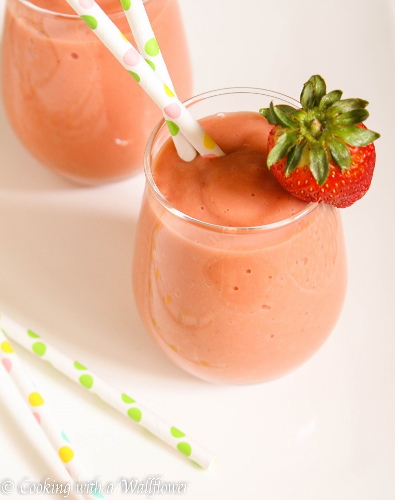 Strawberry Papaya Smoothie | Cooking with a Wallflower
