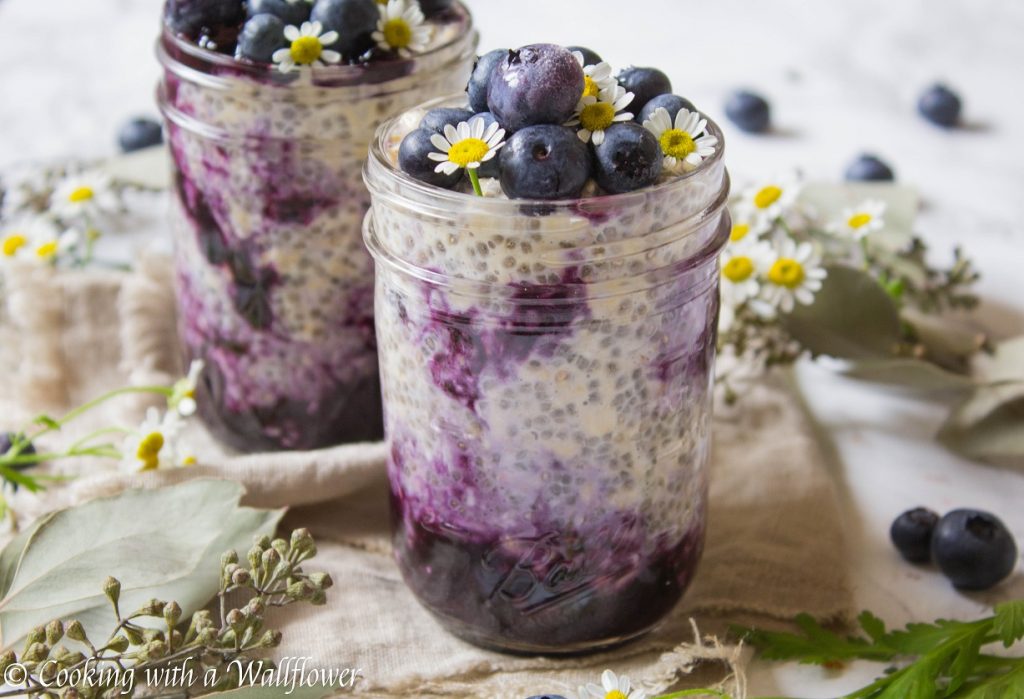 Blueberry Swirled Overnight Oats | Cooking with a Wallflower