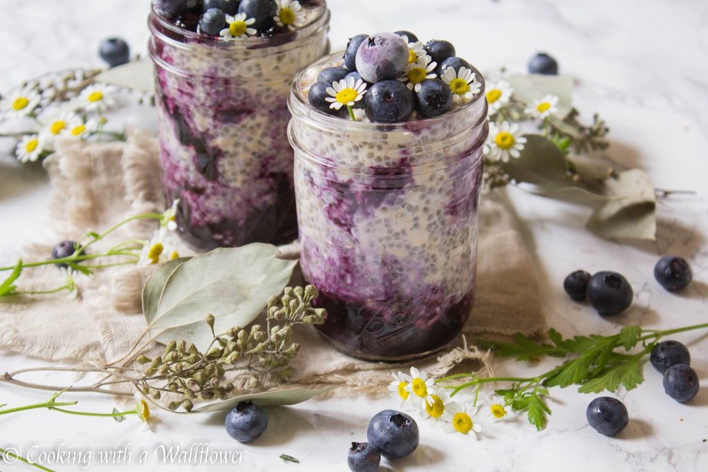 Blueberry Swirled Overnight Oats | Cooking with a Wallflower