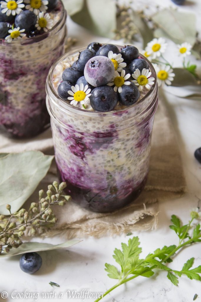 Blueberry Swirled Overnight Oats | Cooking with a Wallflower